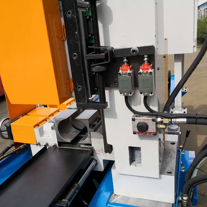 數(shù)控切管機采用當前先進的鋸切及送料原理構造